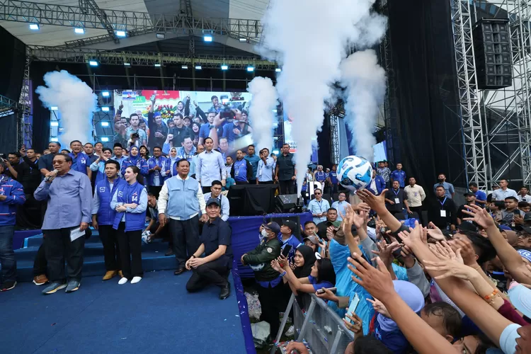 Prabowo Di Malang, Seru-seruan Joget Bareng Denny Caknan Hingga Terima ...