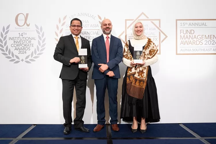 SVP Corporate Secretary &amp; Communication BSI Wisnu Sunandar (kiri) dan SVP Wealth Management BSI Asri Natanegeri (kanan) saat menerima penghargaan Best Islamic Finance Bank in Indonesia dan Best Islamic Finance Wealth Management Bank in Indonesia dari Alpha Southeast Asia.