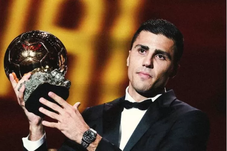 Potret Rodri raih penghargaan Ballon d&rsquo;Or tahun 2024, simak prestasi gemilang sang gelandang bertahan andalan Timnas Spanyol dan Manchester City.  (Instagram.com/@everythingrodri)