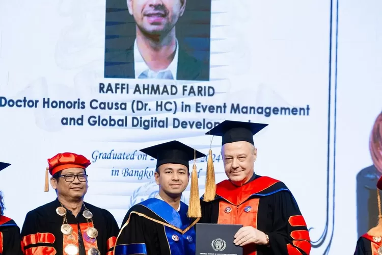 Gelar akademik yang diterima Raffi Ahmad dari Universal Institute of Professional Management (UIPM) Indonesia menuai sorotan (Instagram @raffinagita1717)