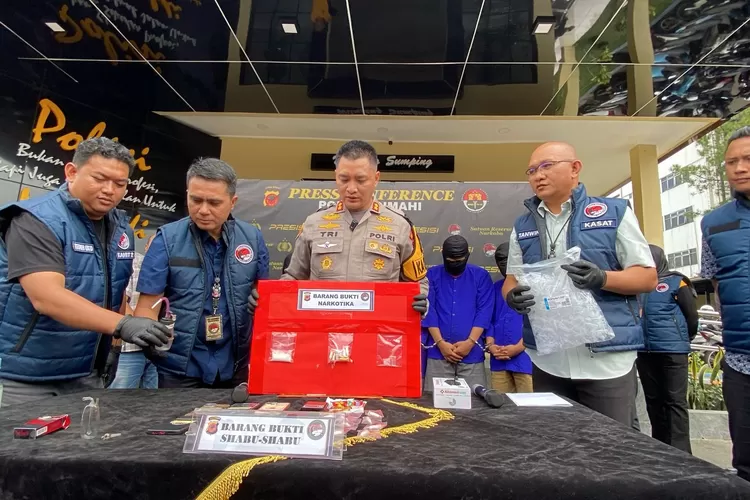 Ketua Badan Pengawas Pemilu (Bawaslu) Kabupaten Bandung Barat (KBB), Riza Nasrul Falah Sopandi, ditangkap jajaran Satuan Reserse Narkoba Polres Cimahi saat sedang asyik berpesta narkoba jenis sabu