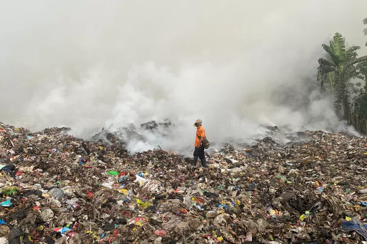 Hari Keenam Tpa Sarimukti Di Bandung Barat Masih Membara Persen Lahan Telah Dilalap Api