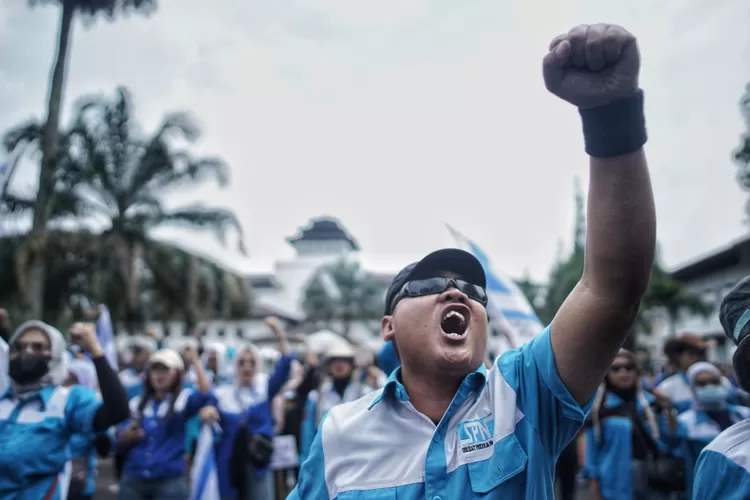 Foto Aksi Unjuk Rasa Buruh Di Depan Gedung Sate Tolak Pp Nomor