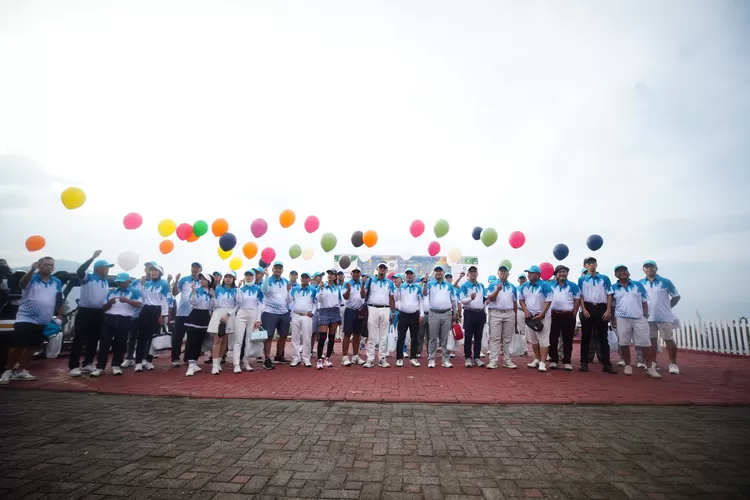 Pembukaan Ayo Golf Tournament 2023 dilakukan langsung oleh (kiri ke kanan) Direktur Keuangan Ayo Media Network, Endang Junaedi, Wakil Direktur Bank BSI, Bob Tyasika Ananta, Komisaris Bank BJB, Rudie Kusmayadi dan Komisaris Utama Ayo Media Network, Hardiyansyah.  (Ayobandung.com/Kavin Faza)