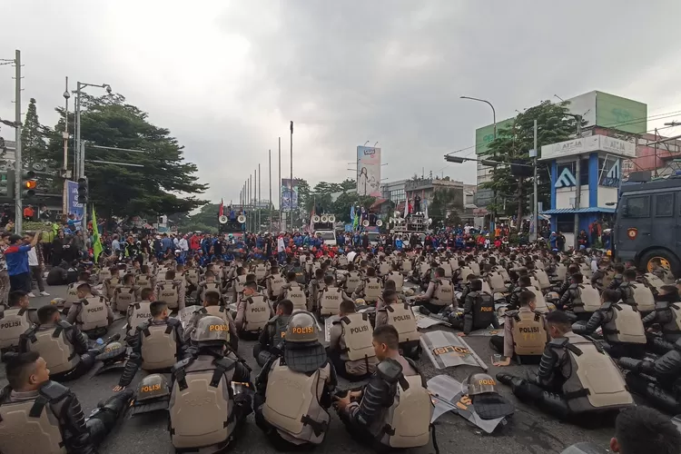 Buruh Blokade Simpang Tol Pasteur Bandung, Jalan Macet Total