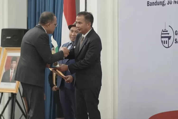 bank bjb meraih anugerah Keterbukaan Informasi Publik tingkat Provinsi Jawa Barat tahun 2023 dari Komisi Informasi Provinsi Jawa Barat. (bank bjb)