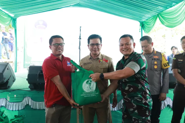 Bupati Dadang Supriatna Bagikan Bantuan 11 Ribu Paket Sembako untuk Buruh