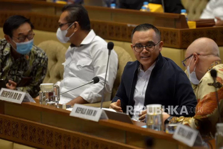 UU ASN 2023: Batas Usia Pensiun PNS Jadi Lebih Cepat, ASN Bisa Nikmati ...