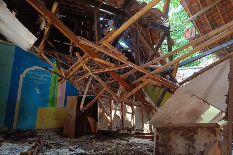 Sedih! Dua Ruang Kelas Ambruk Di Cianjur, Murid SD Terpaksa Belajar Di ...