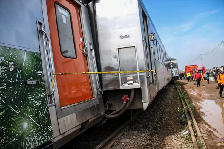 Petugas melakukan evakuasi gerbong KA Lokal bandung di jalur kereta Cicalengka, Kabupaten Bandung (Ayobandung.com/Magang Foto/Rasyad Yahdiyan)