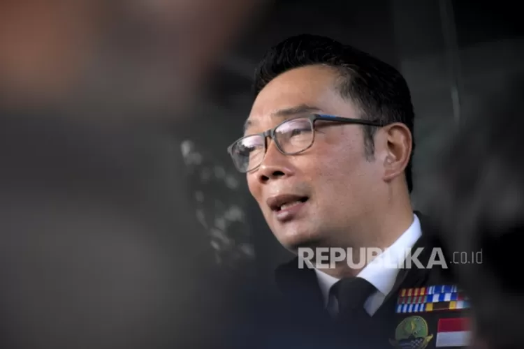 Ridwan Kamil Hadir di Debat Ketiga Capres 2024, Netizen Malah Salfok Outfit Hotman Paris: Mentereng Bener