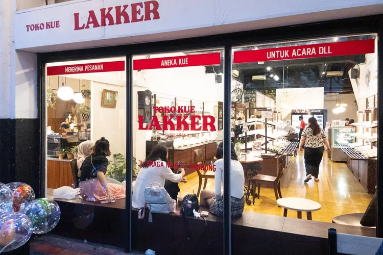 Mengunjungi Toko Kue Lakker Destinasi Kuliner Legendaris Di Jalan Braga ...