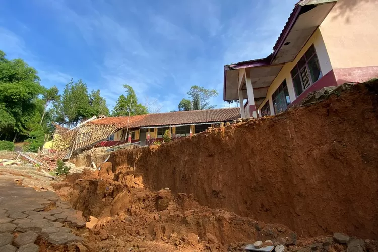 bencana tanah bergerak di Kampung Cigombong, Bandung. (Restu Nugraha - Ayobandung.com / HukamaNews.com)