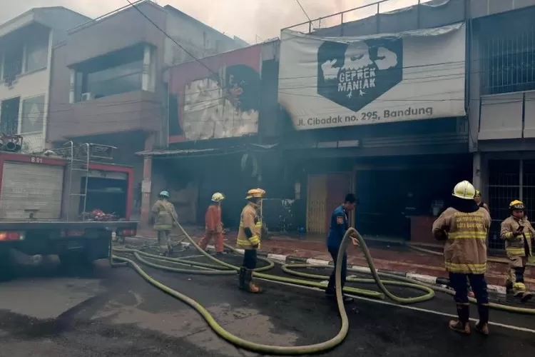 Berawal dari Kebocoran Gas, Dua Kedai Makanan di Jalan Cibadak Terbakar  Hebat - Ayo Bandung