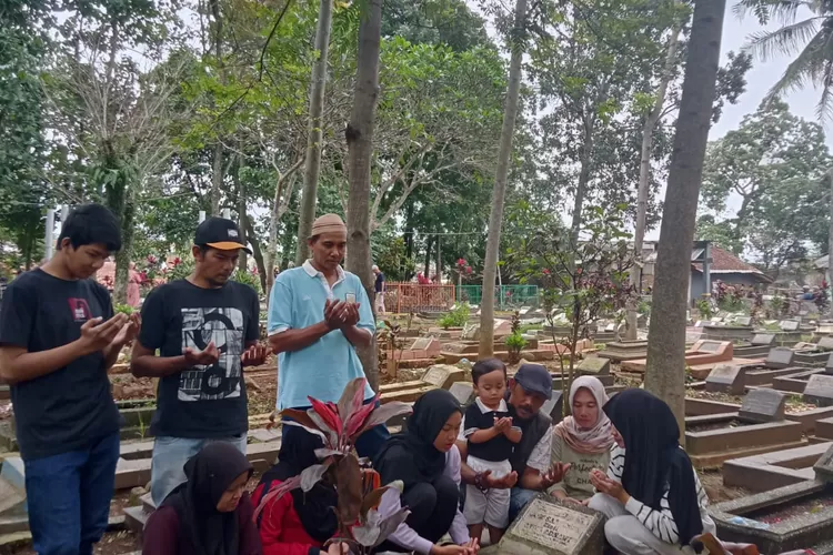 Nadran, Tradisi Ziarah Kubur Sebelum Ramadan Di Kabupaten Bandung - Ayo ...