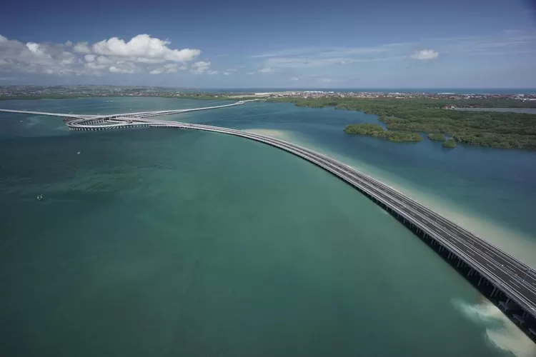 Jalan tol senilai Rp14,1 triliun ini dibangun di atas laut dan mampu menghubungkan tiga pulau sekaligus (Bpjt.pu.go.id)