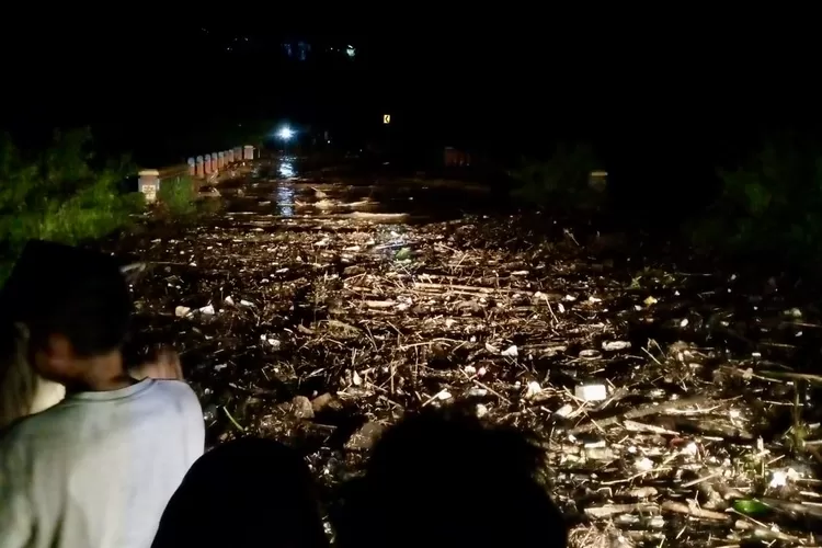 Banjir Bandang, Jembatan Antar Desa Di Cipongkor Bandung Barat Putus ...