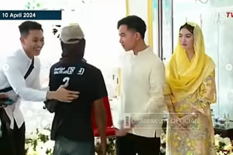 Kelewat Berani! Bapak-bapak Ini Ikut Open House Lebaran Pakai Kaos Paslon 03 Ganjar - Mahfud, Reaksi Gibran Rakabuming Raka Tak Terduga