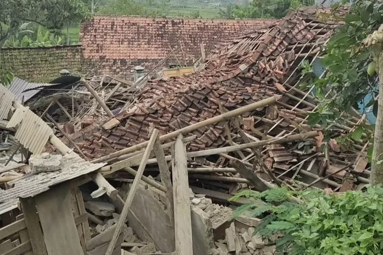 Hindari Korban Jiwa dari Pergerakan Tanah, Warga Dua Kampung di Cianjur Diungsikan