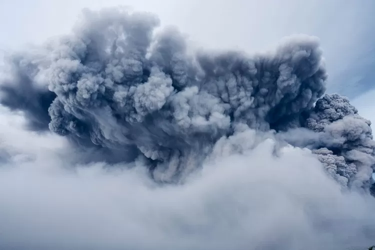 Update Terbaru! Abu Vulkanik dari Erupsi Gunung Ruang Kini Meluas hingga ke Gorontalo, Warga Terpaksa Memakai Masker