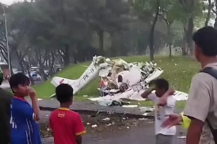 Innalillahi! Pesawat Jatuh di Tangerang Selatan: Bodinya Hancur Berserakan