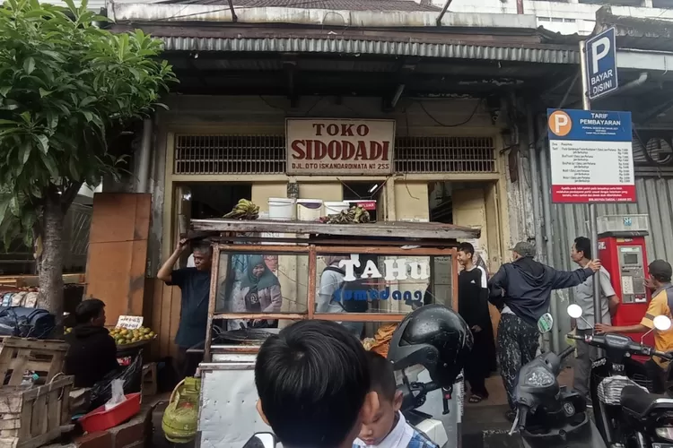 Toko Sidodadi, toko roti yang sudah ada sejak tahun 1954, selalu ramai pengunjung yang mengantre.  (AyoBandung.com/Muhammad Ridwan Kurniawan)