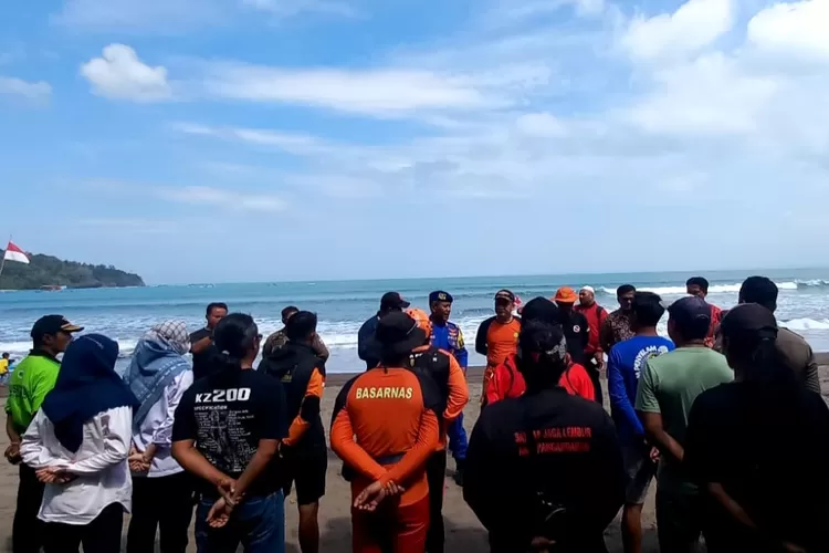 4 Pelajar Kabupaten Bandung Terseret Ombak Di Pantai Pangandaran, Satu ...