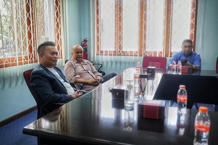 Bakal Calon Gubernur Jabar dari Partai Nasdem Ilham Habibie saat mengunjungi Kantor Ayo Media Network. (Ayobandung.com/Kavin Faza)