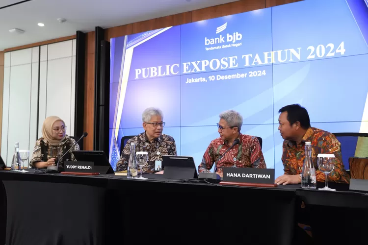 Direktur Utama bank bjb bersama jajaran direksi dalam Public Expose 2024. (bank bjb)