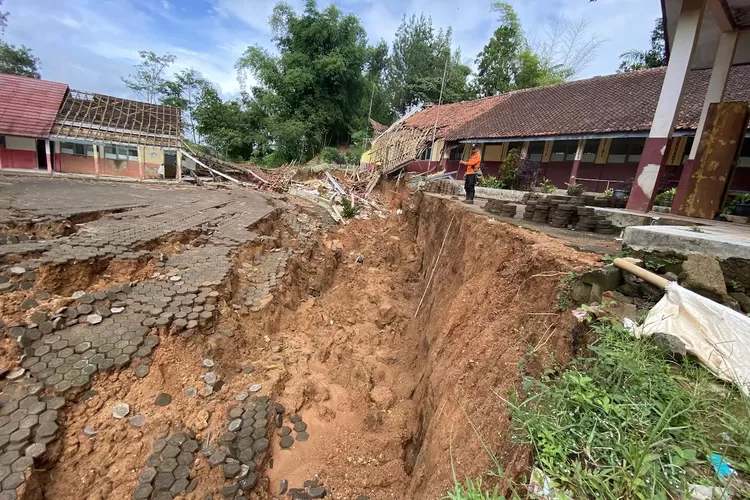 Sebanyak 48 kepala keluarga (KK) warga Kampung Cigombong Kabupaten Bandung Barat (KBB) yang menjadi korban bencana pergerakan tanah (Ayobandung.com/Restu Nugraha)