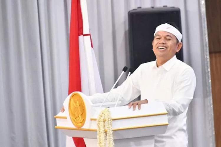 Gubernur Jawa Barat Dedi Mulyadi. Lirik lengkap dan terjemahan lagu "Lembur Pakuan" karya Dedi Mulyadi dan Emka 9. Lagu Sunda penuh makna tentang kerinduan kampung halaman. (jabarprov.go.id)