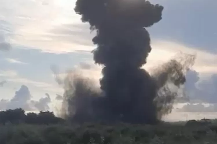 Video amatir yang berhasil merekam detik-detik ledakan pemusnahan amunisi tidak layak pakai oleh TNI di Sagara, Kabupaten Garut.  (Istimewa)