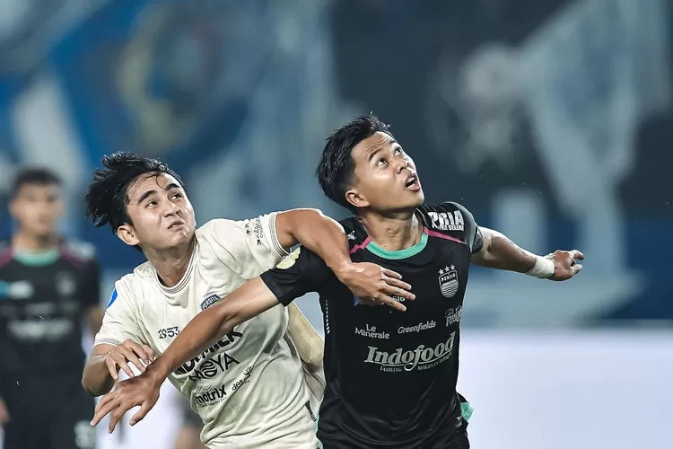 Duel pemain Persita melawan pemain Persib di Liga 1 (persitafc.com)