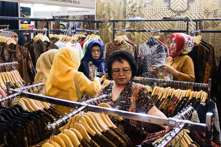 Festival Batik dan Tenun Indonesia di Graha Manggala Siliwangi, Kota Bandung, Rabu 28 Mei 2025. (Ayobandung.com/Magang Foto/Lukman Hidayat)