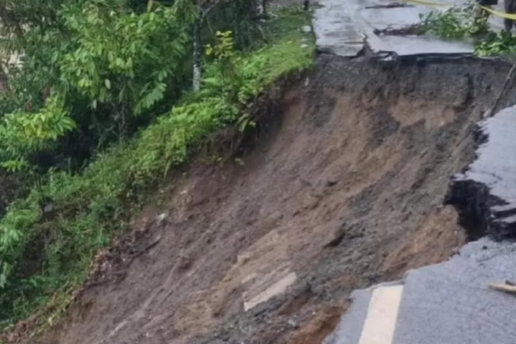 Jalan Nasional di Gampong Baro Kecamatan Tangse Provinsi Aceh Longsor (Dok Instagram@pu_jalan_aceh)