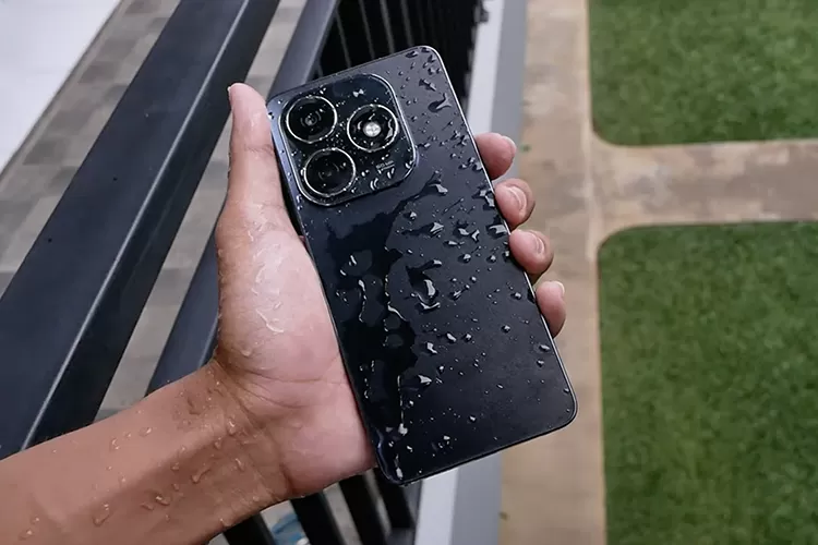 Tecno Spark 20, HP 1 jutaan yang tahan percikan air (YouTube/Jagad Review)