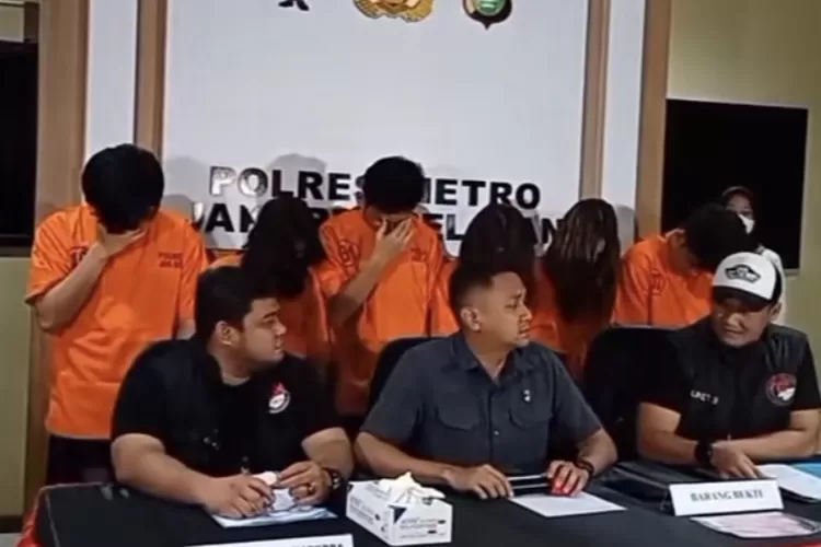 Potret Chandrika Chika cs berbaju tahanan usai ditangkap pesta ganja. Kasus penyalahgunaan narkotika yang menghebohkan (PMJ News / GoraJuara.com)