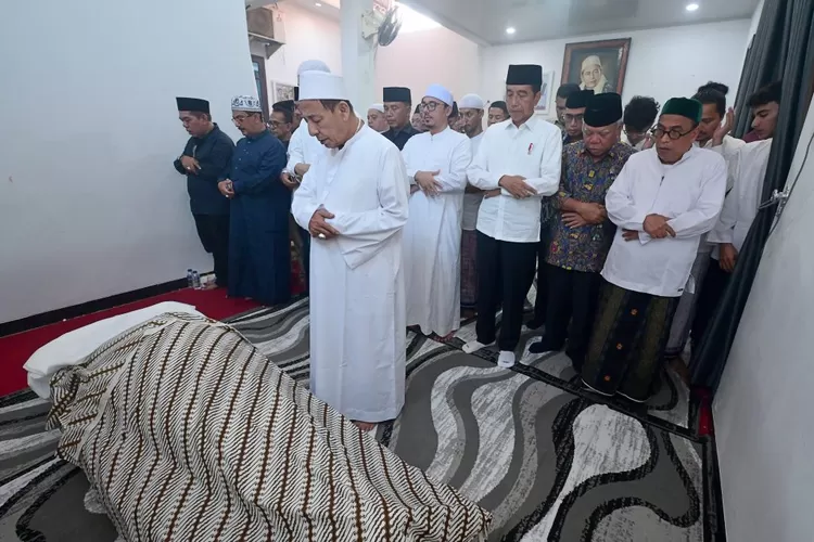 Presiden Jokowi takziyah ke rumah duka Syarifah Salma, istri Habib Luthfi.
