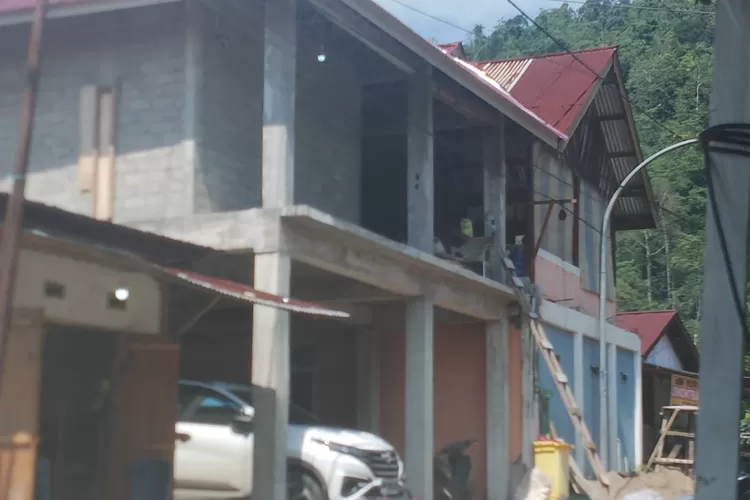 Inilah rumah Lurah yang disoroti oleh warga bernama Ampuh Mursalim di Morowali Utara. Foto: Istimewa
