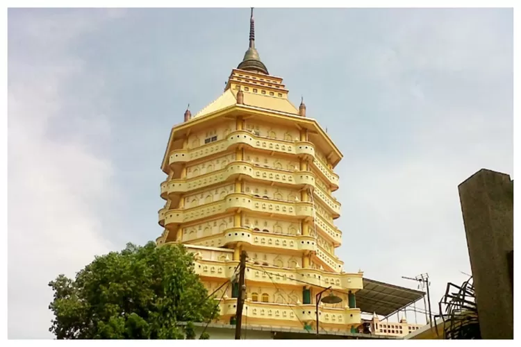 Vihara GiriMenelusuri Keindahan Makassar, Destinasi Wisata Terbaik yang Harus Dikunjunginaga yang dibangun pada tahun 1960 ini merupakan vihara tertua dan terbesar yang ada di Kota Makassar  (Foto/Teras Info/Instagram/@visitindonesia)