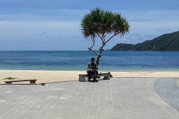 Destinasi Pantai Kuta Mandalika memberikan spot lautan biru mengagumkan  (Foto/Instagram/@pantaikutamandalika)