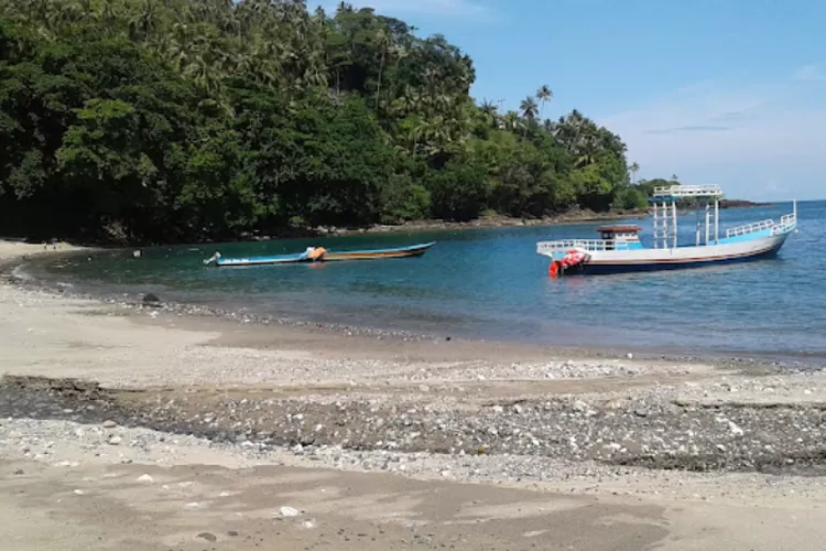 Menyusuri Destinasi Wisata Gua Di Bawah Air Di Pantai Hukurila ...