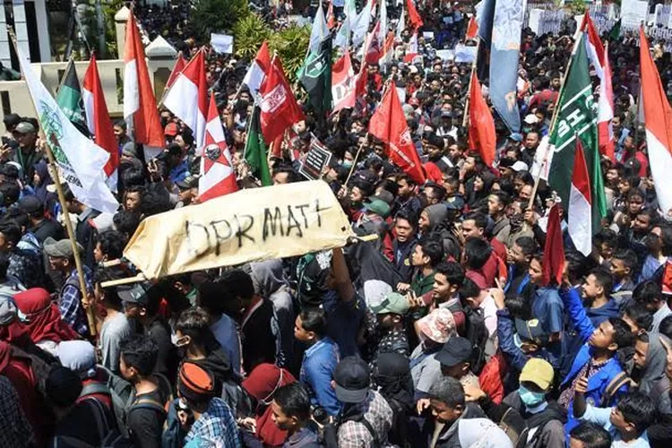 DPR tunda rapat paripurna RUU Pilkada, memicu kecurigaan adanya siasat. Temukan alasan dan dampak penundaan ini untuk Pilkada! (Foto-Seno / HukamaNews.com)