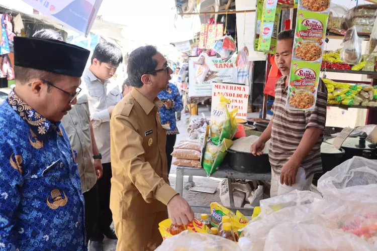 Komitmen Tekankan Angka Inflasi, Penjabat Gubernur NTT Pantau Langsung Harga Sembako di Kota Kupang  (Badpim)