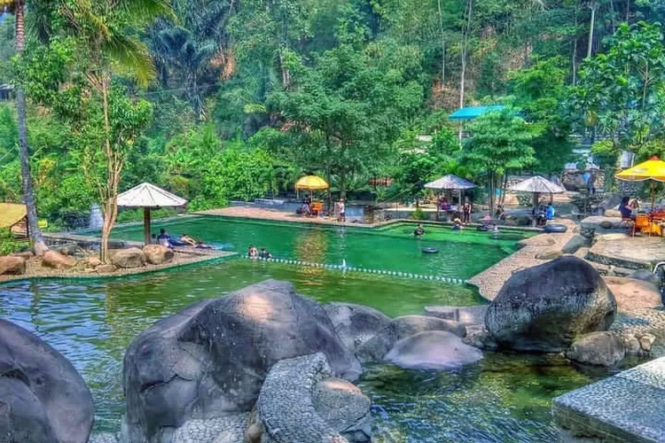 Temukan harga tiket masuk Taman Batu Purwakarta, destinasi wisata alam di kaki Gunung Burangrang yang menawarkan pemandangan memukau dan fasilitas lengkap untuk keluarga. (Instagram @tamanbatu.pwk)