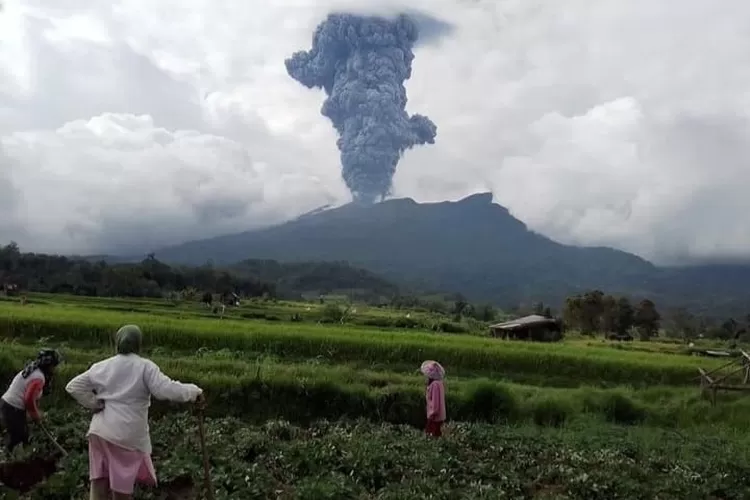 Gunung Marapi Sumatera Barat Kembali Erupsi Dan Sebabkan Hujan Abu ...