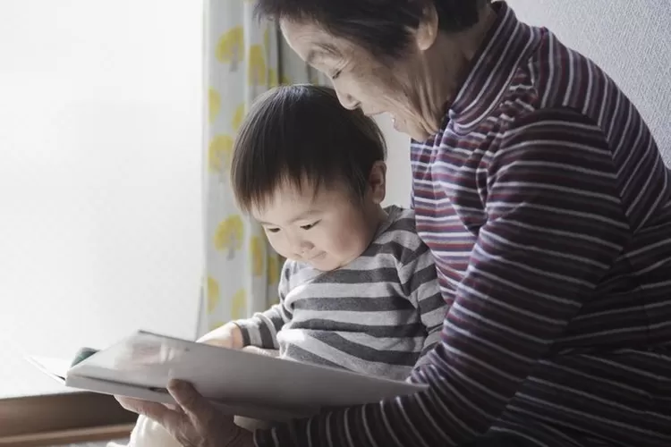 Ilustrasi Nenek dan Cucu