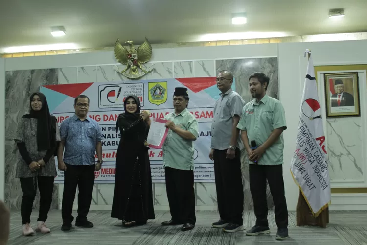 DPC AJWI Kab Bogor Menerima SK Pengurus Baru  dan  gelar Upgrading serta buka puasa bersama