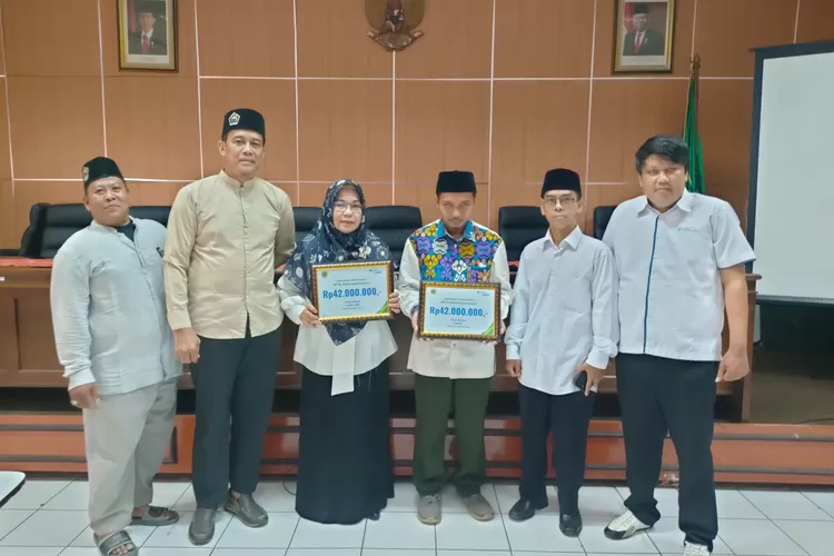 Penyerahan Santunan Jaminan Kematian secara simbolis kepada ahli waris guru Diniyah  di Kabupaten Bogor  (catatanfakta.com)