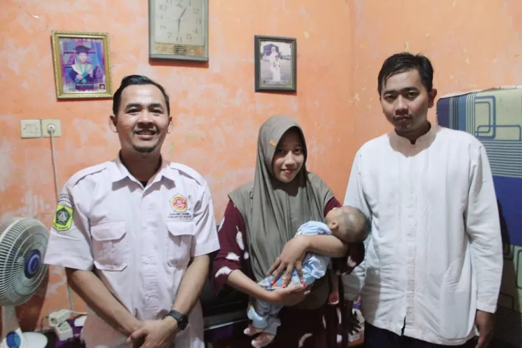 Adoy Humas Karang Taruna Kabupaten Bogor Sambangi Pasien Stunting (Catatanfakta.com)